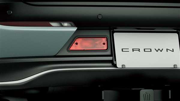 离地间隙升高、装上红色挡泥板!丰田皇冠越野套件版出炉插图6 离地间隙升高、装上红色挡泥板!丰田皇冠越野套件版出炉