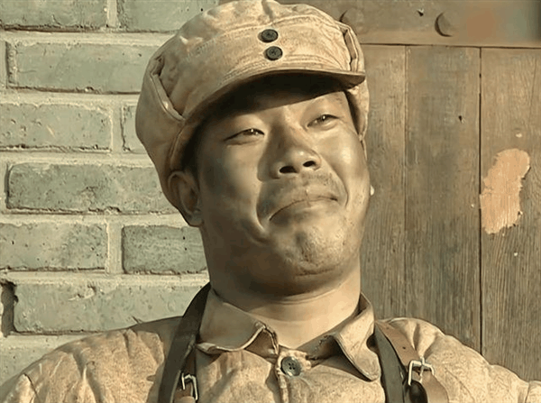 小米SU7车主《亮剑》出门表情火了：扮演者已去世六年