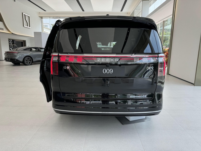 极氪009光辉版实车解读，周总选这台车会不会后悔？看看这五点