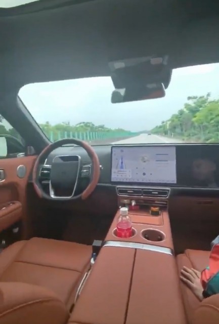 理想汽车无人驾驶副驾坐着孩子 官方回应：要坚决杜绝插图