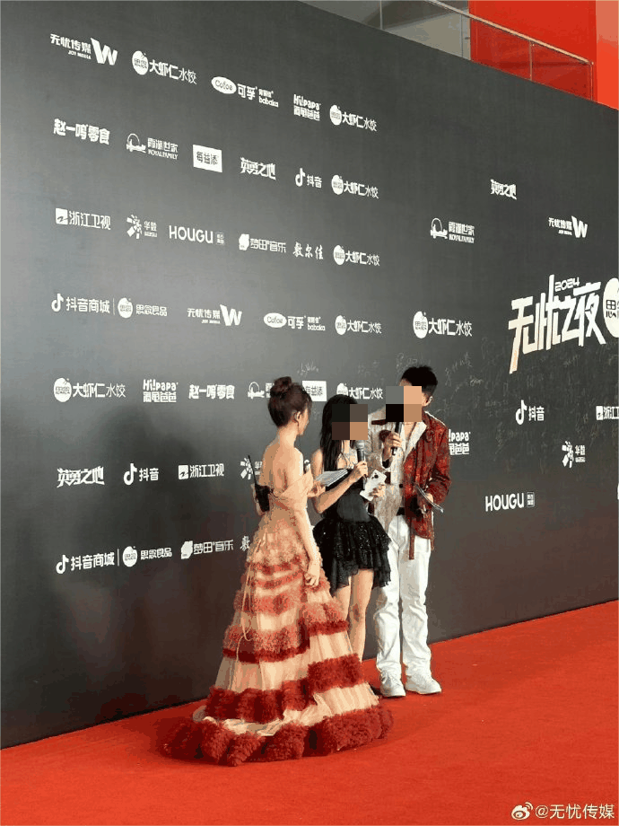 荣耀 200 手机外观意外曝光:“树懒”三摄设计插图 荣耀 200 手机外观意外曝光:“树懒”三摄设计