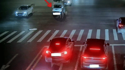 特斯拉滥开远光灯 对向车主被照2分钟 果断开到跟前开骂