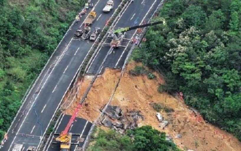 梅大高速路面塌方已致24人死亡 车辆坠落发生爆炸！