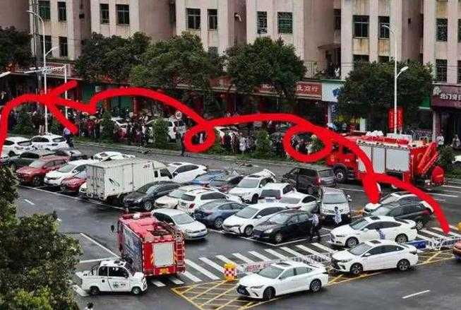 汽车失控空中翻转数圈的原因 已经砸坏多辆车