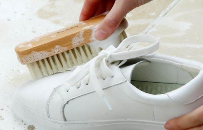 95后小伙洗鞋月入4万 目标是想要开一千家店!插图 洗鞋价格