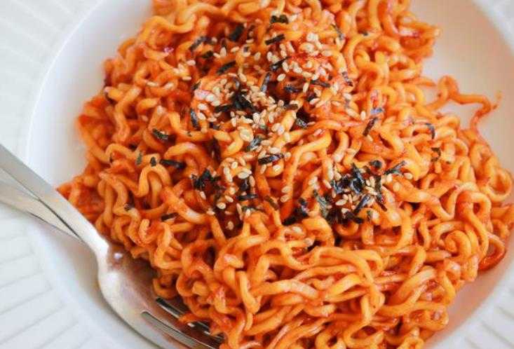 连吃6月火鸡面尿血 被送往急诊室治疗！