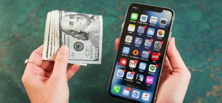 父亲因没钱给女儿买手机自责跪地 网友质疑是摆拍