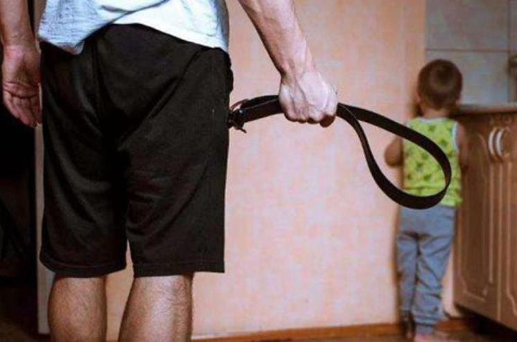 家长地铁掌掴男孩并拖拽扔下车厢 这是亲生的吗？