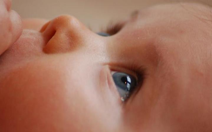 一审死刑！1岁女婴被伯母投毒 其父亲死因也是中毒所致