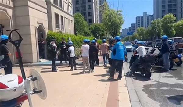 浙江一小区张贴禁止喂狗纸条 物业回应系保安个人所为