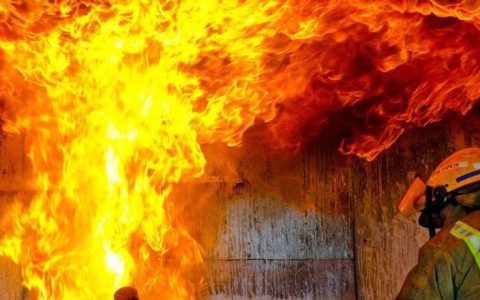 疑似有人失联！广州一批发市场发生火灾 商家损失惨重