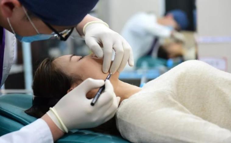 130万整形嘴弯眼斜 整容背后隐藏的风险很大!插图 整容