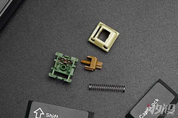 飞鱼轴版开售 黑爵AK820 MAX三模机械键盘拆解评测插图8