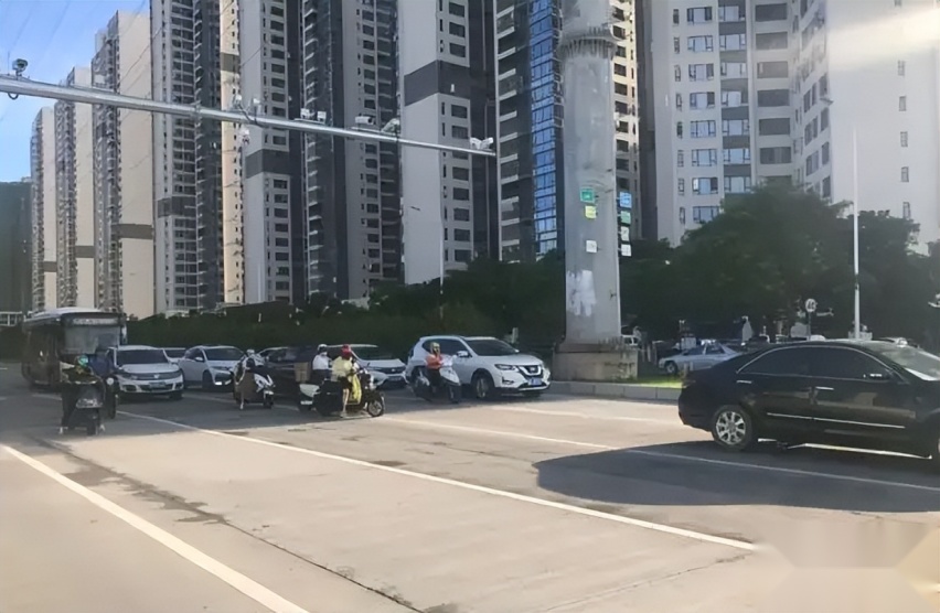 公路丑行再现:汽车避晒式等灯不仅难看而且违法插图1 公路丑行再现:汽车避晒式等灯不仅难看而且违法