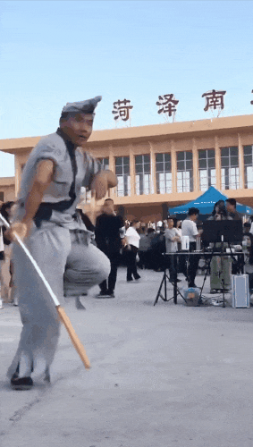 想成为“郭有才”的人离开菏泽南站：整个中国都安静了