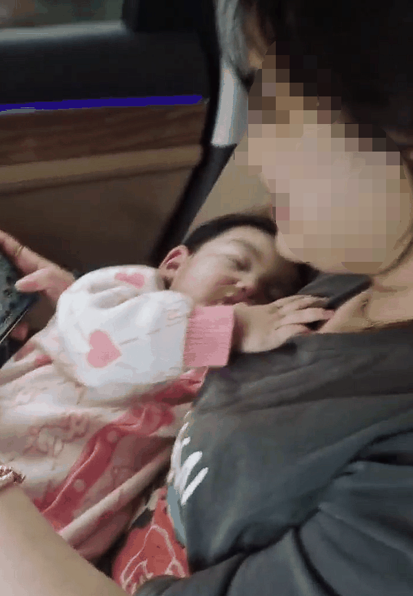 一问界M7高速智驾行驶：一车人都在玩手机、包括司机