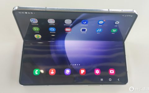 横向折叠运行稳快的三星Fold5手机