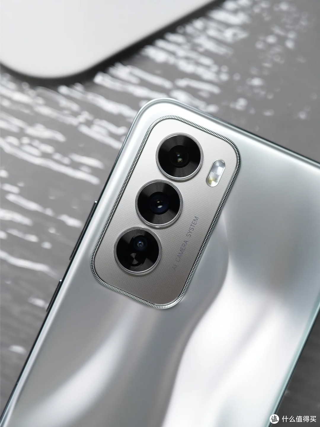 OPPO Reno12:液态金属视觉与四曲柔边直屏插图 OPPO Reno12:液态金属视觉与四曲柔边直屏