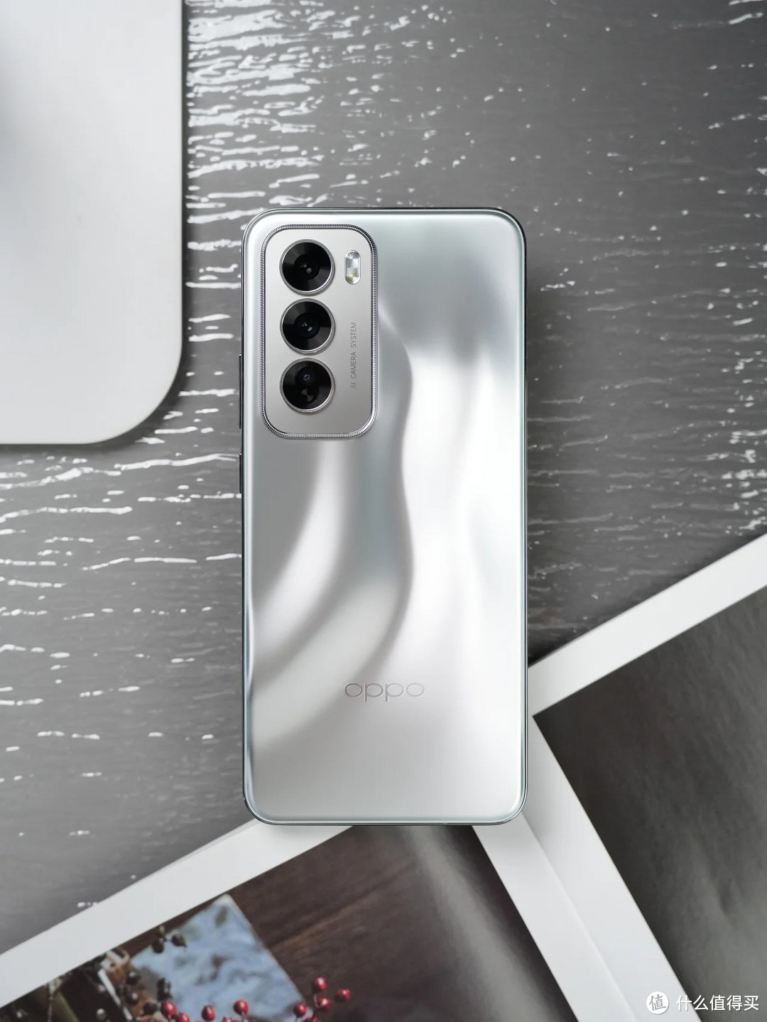 OPPO Reno12:液态金属视觉与四曲柔边直屏插图1 OPPO Reno12:液态金属视觉与四曲柔边直屏