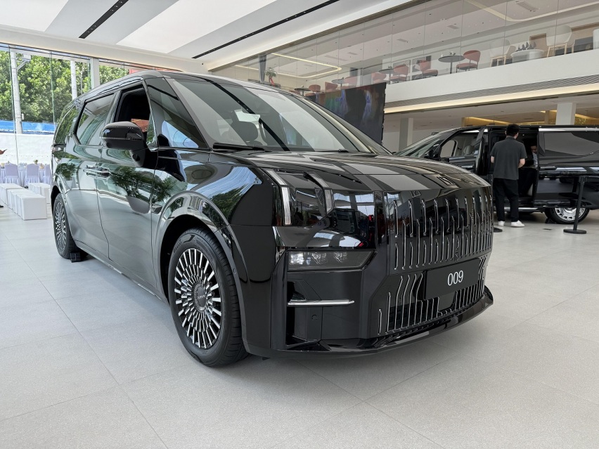 极氪009光辉版实车解读，周总选这台车会不会后悔？看看这五点