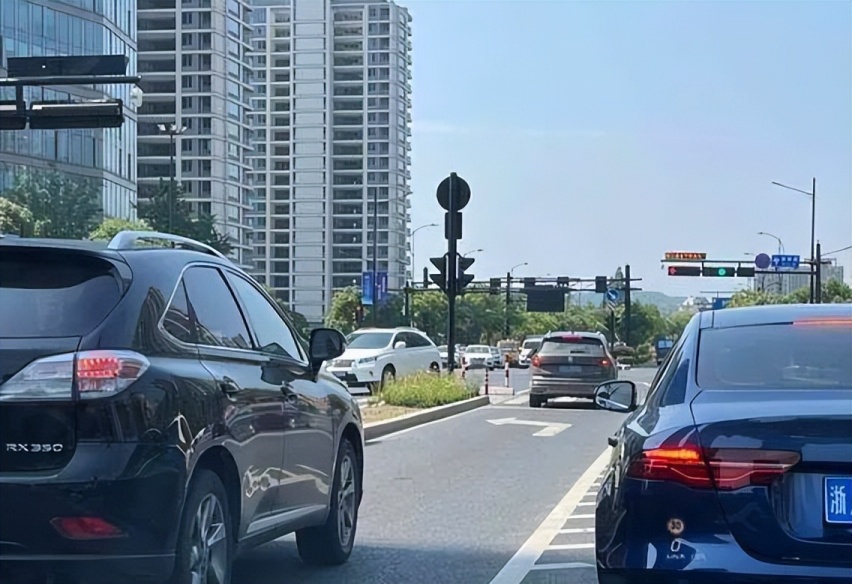 公路丑行再现:汽车避晒式等灯不仅难看而且违法插图5 公路丑行再现:汽车避晒式等灯不仅难看而且违法