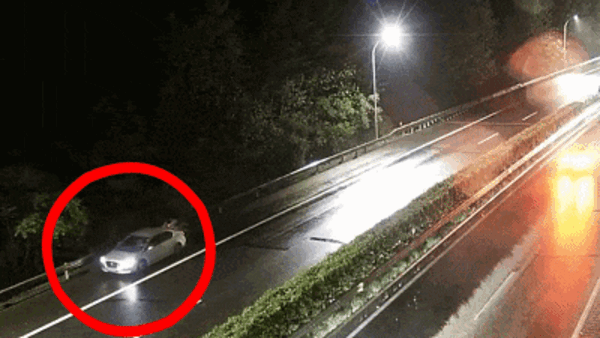 高速抛锚一家三口在应急车道推车前行 罚款200元、记3分