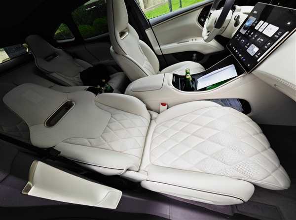 零重力座椅、华为智驾、音响全维升级！试驾阿维塔11 2024款