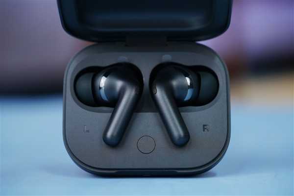 降噪深度达50dB！Moto Buds+耳机图赏