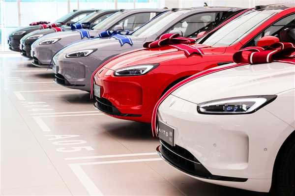 问界新M5批量交付 余承东现身：坐副驾驶亲自讲解