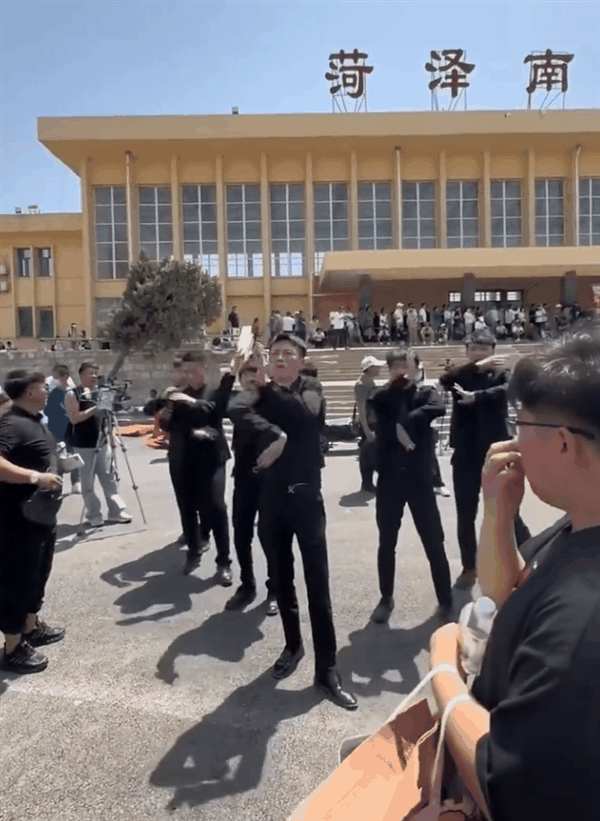 想成为“郭有才”的人离开菏泽南站：整个中国都安静了