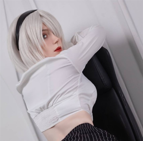 俄罗斯美女Cos《尼尔》2B美图:黑丝白丝性感至极插图2 俄罗斯美女Cos《尼尔》2B美图:黑丝白丝性感至极