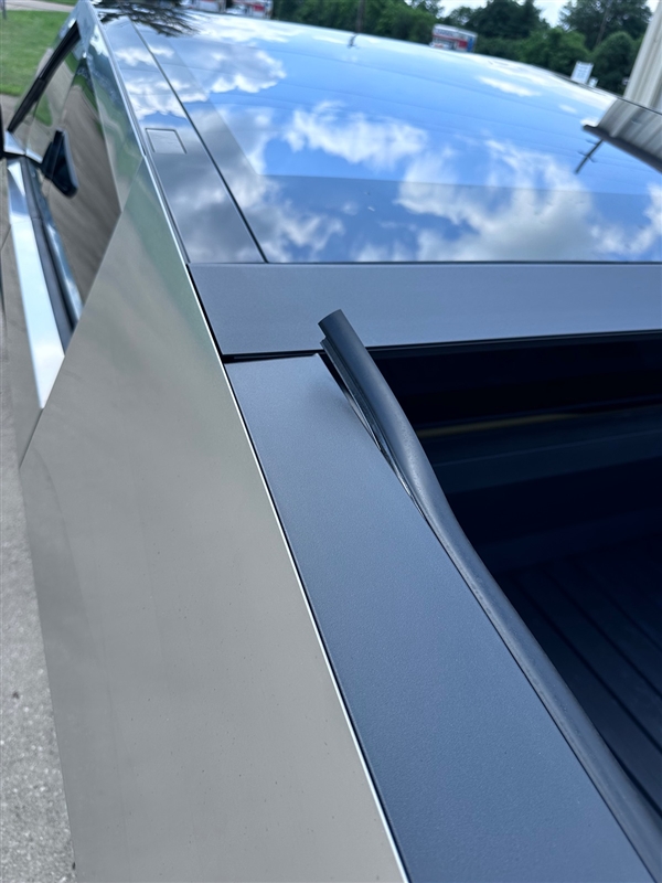 不锈钢车身真锋利!特斯拉Cybertruck再惹祸:车主喜提新车却遭放血插图1 不锈钢车身真锋利!特斯拉Cybertruck再惹祸:车主喜提新车却遭放血