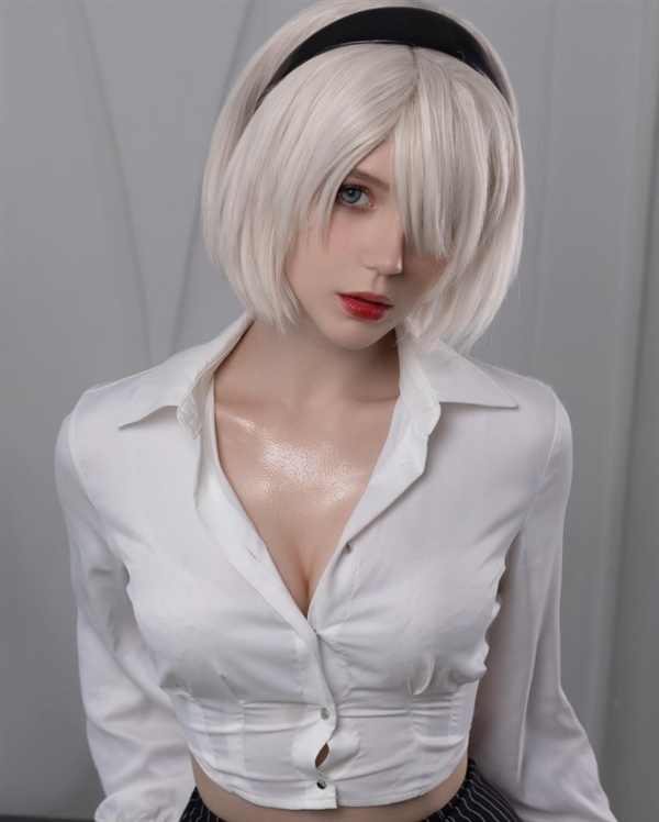 俄罗斯美女Cos《尼尔》2B美图:黑丝白丝性感至极插图 俄罗斯美女Cos《尼尔》2B美图:黑丝白丝性感至极