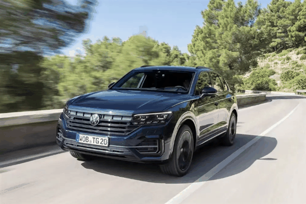 65万买的大众途锐新车烧机油 车主：2000公里加次机油