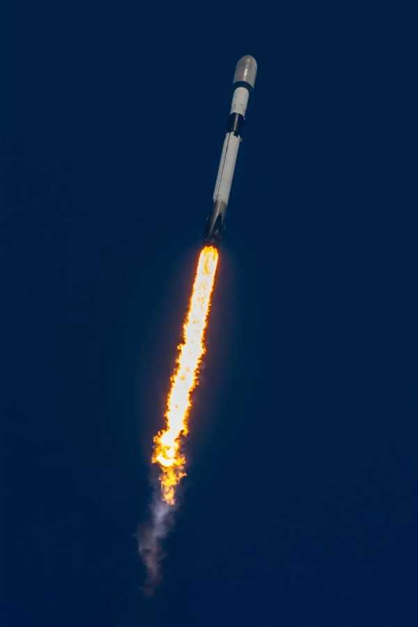 SpaceX再发射13颗可直连手机的星链卫星：每颗重达875公斤