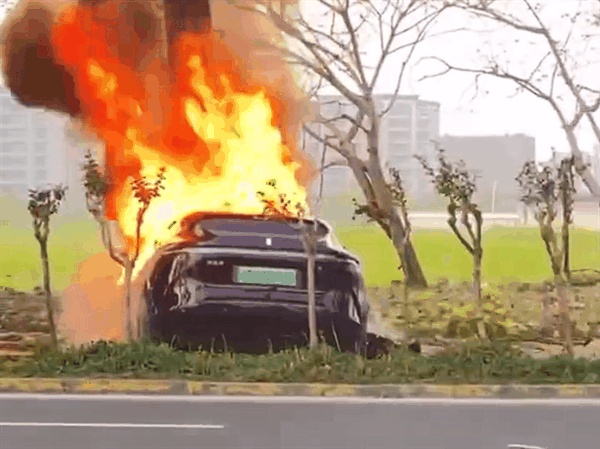 一阿维塔11事故后猛烈燃烧 网友曝内情:撞上电动自行车了插图 一阿维塔11事故后猛烈燃烧 网友曝内情:撞上电动自行车了