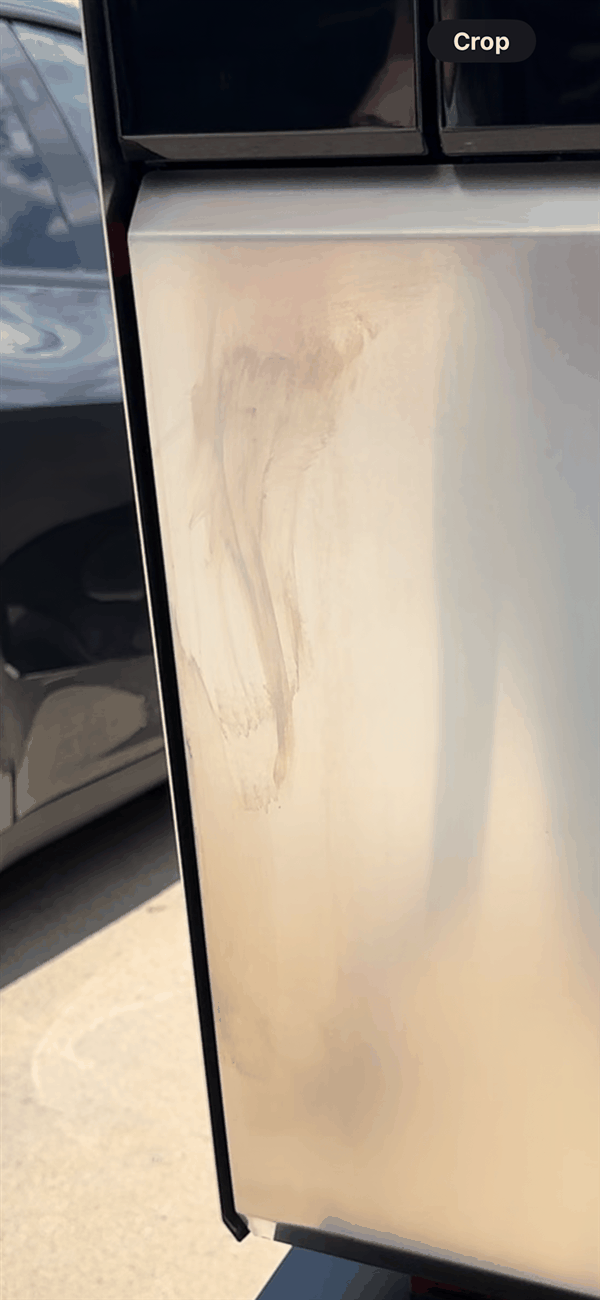 不锈钢车身真锋利!特斯拉Cybertruck再惹祸:车主喜提新车却遭放血插图2 不锈钢车身真锋利!特斯拉Cybertruck再惹祸:车主喜提新车却遭放血