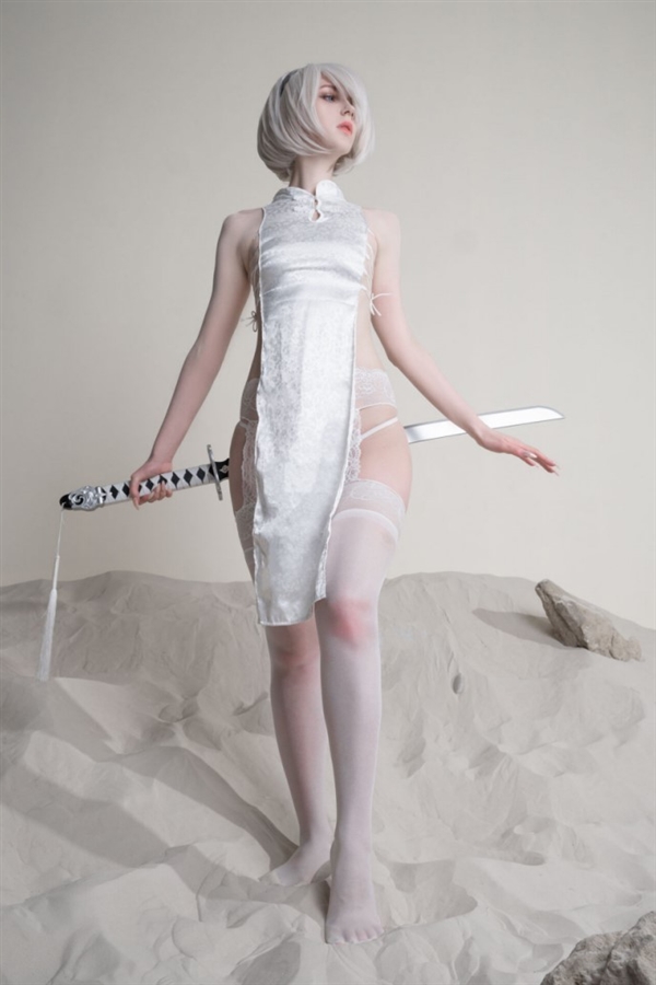 俄罗斯美女Cos《尼尔》2B美图:黑丝白丝性感至极插图7 俄罗斯美女Cos《尼尔》2B美图:黑丝白丝性感至极