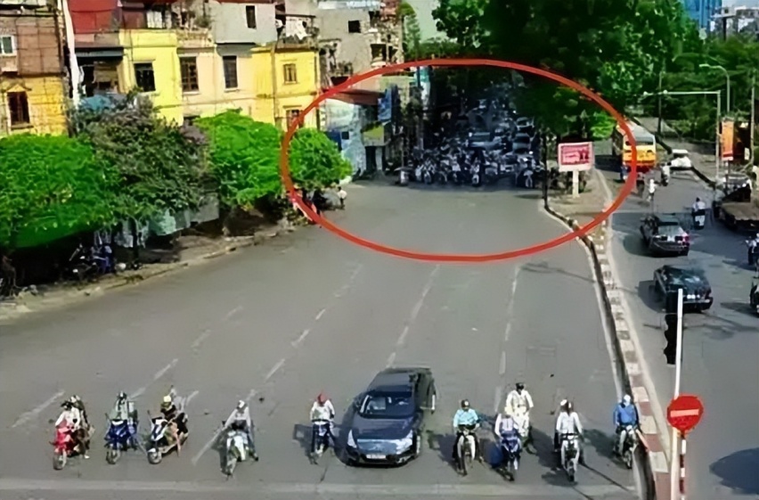 公路丑行再现:汽车避晒式等灯不仅难看而且违法插图 公路丑行再现:汽车避晒式等灯不仅难看而且违法