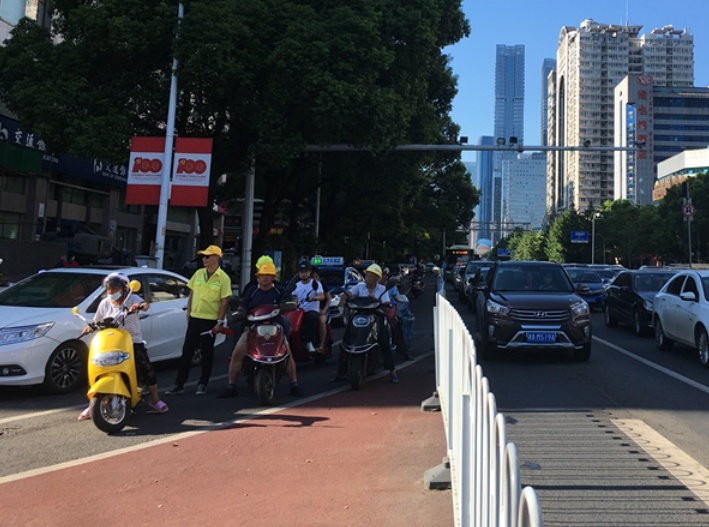 公路丑行再现:汽车避晒式等灯不仅难看而且违法插图4 公路丑行再现:汽车避晒式等灯不仅难看而且违法