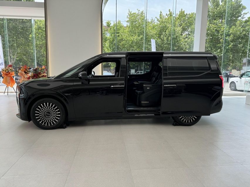 极氪009光辉版实车解读，周总选这台车会不会后悔？看看这五点