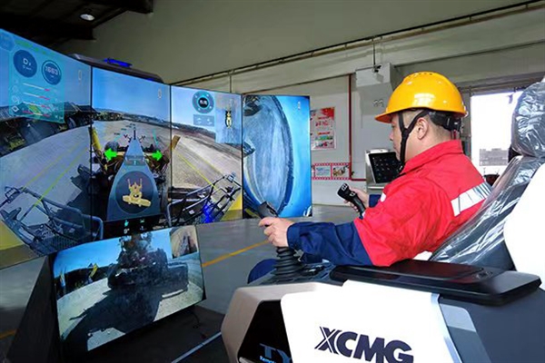 国内首台远程操控平地机测试成功:配备专用的远程操控平台插图 国内首台远程操控平地机测试成功:配备专用的远程操控平台