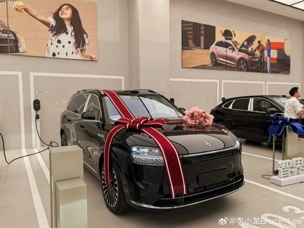 华为Mate之父李小龙喜提问界M9！网友点赞：应该让余承东来交车