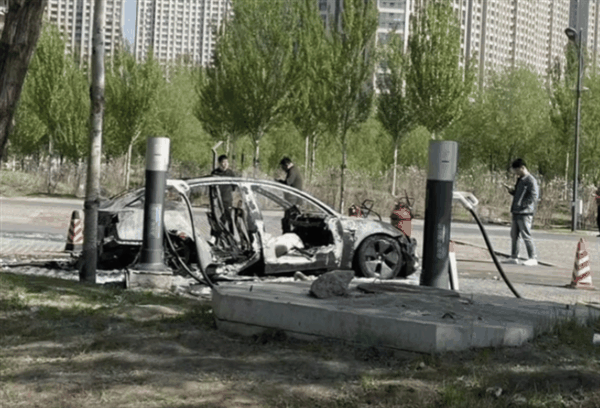 一特斯拉Model 3充电时起火 全车被烧成空壳插图 一特斯拉Model 3充电时起火 全车被烧成空壳
