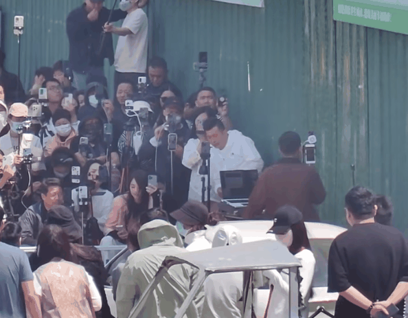 抖音粉丝超255万！山东网红郭有才摊位前直播手机排成墙