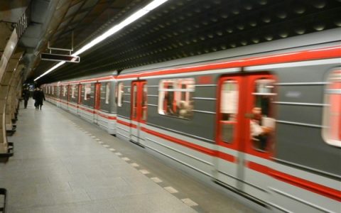 多地地铁电梯不再提倡左行右立 网友热议：这不是高素质表现吗