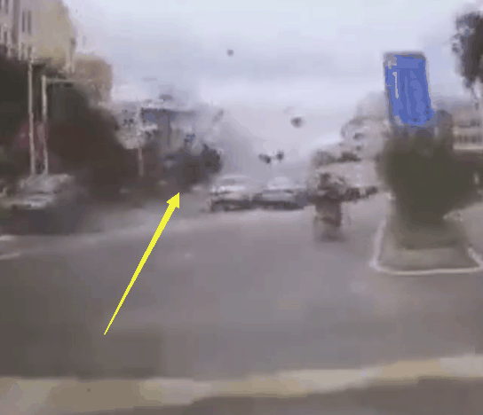 江西赣州一女子开特斯拉Model Y连撞多车空中翻滚 官方通报：操作不当