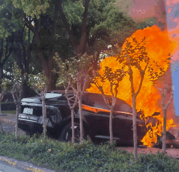 一阿维塔11事故后猛烈燃烧 网友曝内情:撞上电动自行车了插图2 一阿维塔11事故后猛烈燃烧 网友曝内情:撞上电动自行车了