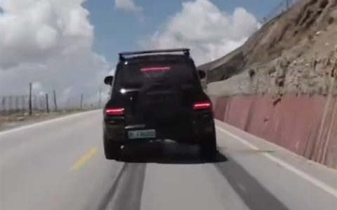 大V开坦克700被落石击中结果万幸 坦克CEO：整体处理的没毛病 很冷静