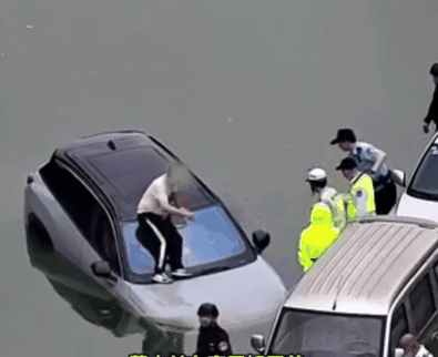 蔚来落水 司机爬上车顶 汽车竟自己游回岸边